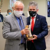 Jesús Usón recogiendo el Premio a la Excelencia Sanitaria