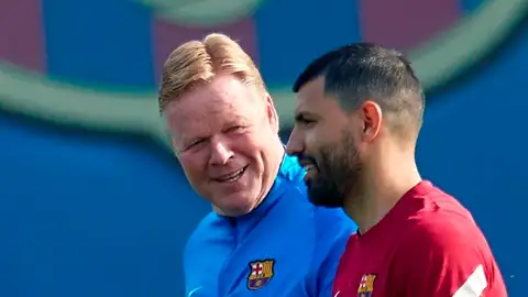 El entrenador del FC Barcelona Ronald Koeman da indicaciones a Sergio 'Kun' Agüero durante un entrenamiento de la plantilla en la Ciudad Deportiva Joan Gamper El entrenador del FC Barcelona Ronald Koeman da indicaciones a Sergio 'Kun' Agüero durante un entrenamiento de la plantilla en la Ciudad Deportiva Joan Gamper