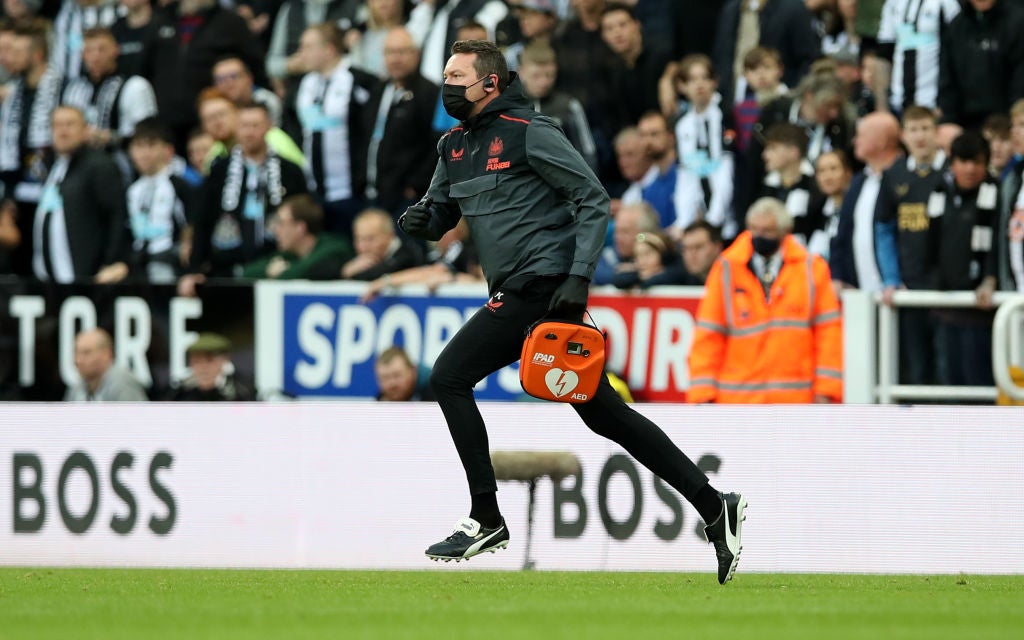 Interrumpen el Newcastle - Tottenham al desplomarse un aficionado en la grada Interrumpen el Newcastle - Tottenham al desplomarse un aficionado en la grada