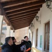 Foto de archivo. El subdelegado del Gobierno en Albacete comprueba la instalación de vídeo cámaras en el municipio de Barrax. 