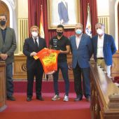 El reciente ganador de la Copa de España de ciclismo adaptado, Rubén Tanco, ha visitado hoy el Ayuntamiento de Badajoz