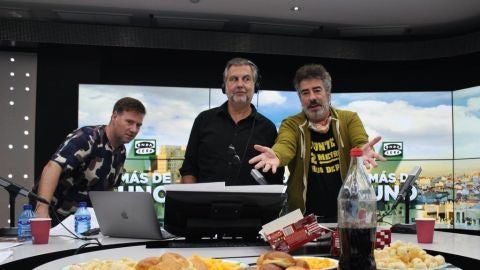 Agust&iacute;n Jim&eacute;nez celebra su cumplea&ntilde;os en 'M&aacute;s de uno' junto a Carlos Alsina y Carlos Latre