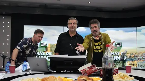 Agustín Jiménez celebra su cumpleaños en 'Más de uno' junto a Carlos Alsina y Carlos Latre Agustín Jiménez celebra su cumpleaños en 'Más de uno' junto a Carlos Alsina y Carlos Latre