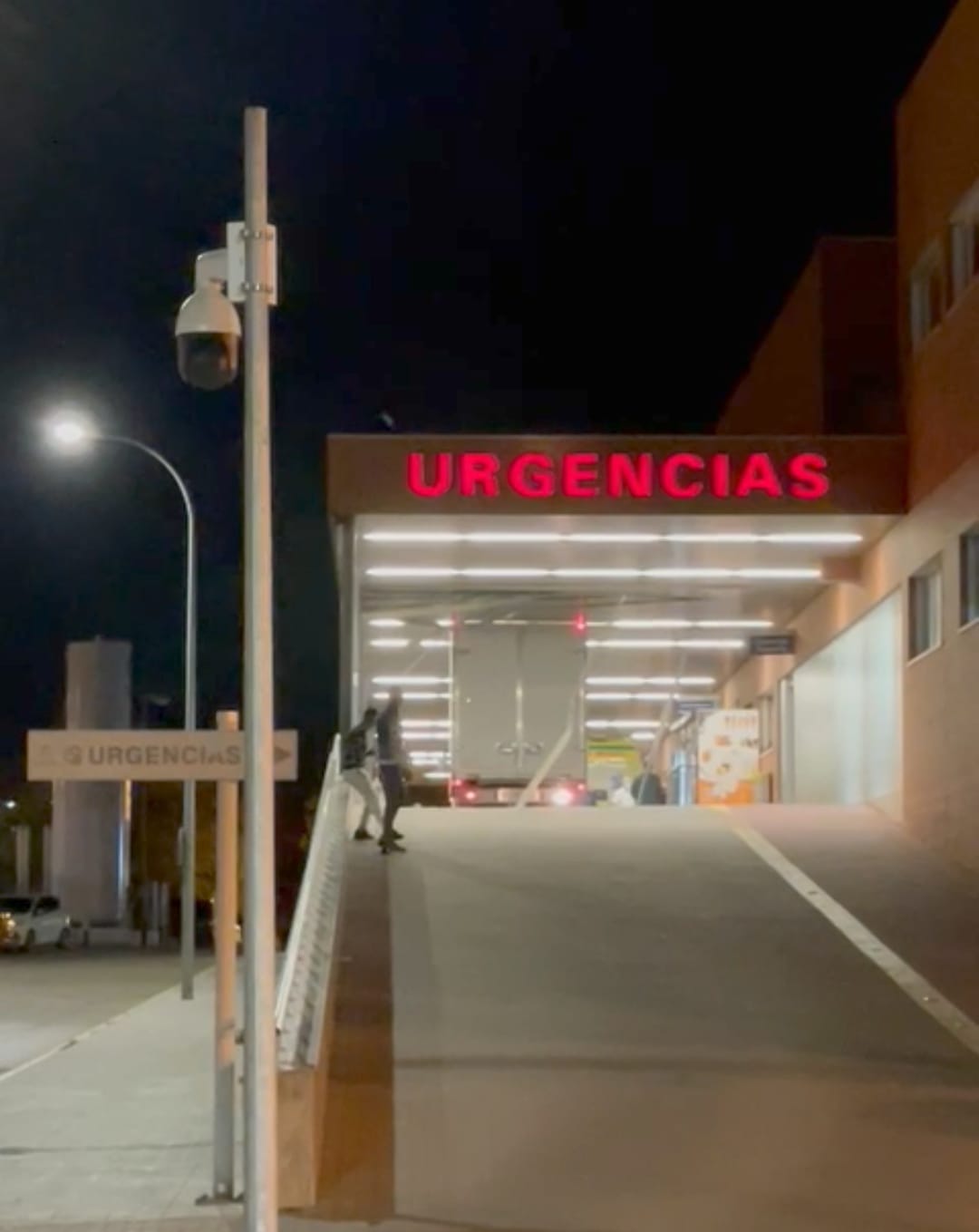Una camioneta queda encajonada en el acceso a Urgencias del Hospital de Alcázar de San Juan y provoca daños materiales Una camioneta queda encajonada en el acceso a Urgencias del Hospital de Alcázar de San Juan y provoca daños materiales