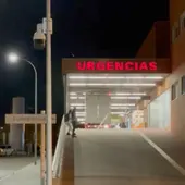 La furgoneta quedó encajonada en el acceso a Urgencias La furgoneta quedó encajonada en el acceso a Urgencias