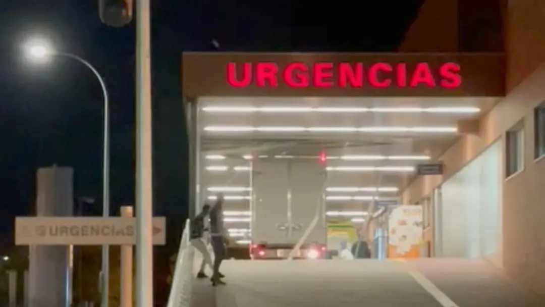 La furgoneta quedó encajonada en el acceso a Urgencias La furgoneta quedó encajonada en el acceso a Urgencias