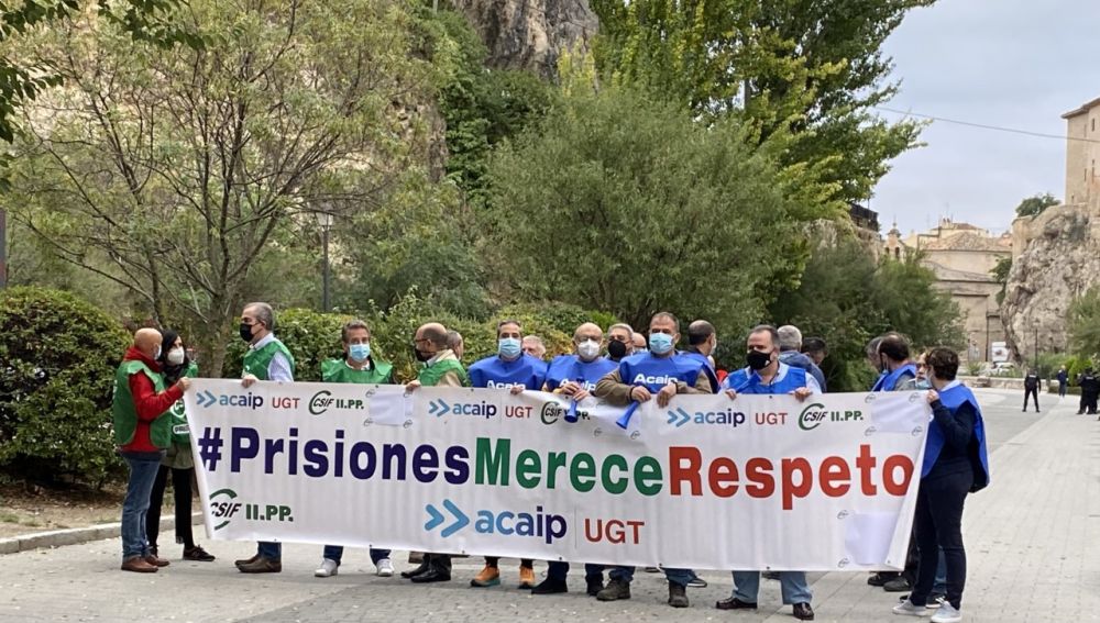 Un puñado de representantes sindicales esperaban al ministro del Interior a las puertas del Auditorio 