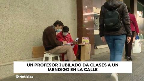 El profesor jubilado C&eacute;sar de Miguel dando clases a Evans, un mendigo de Bilbao