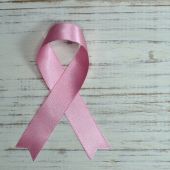 Lazo rosa en apoyo a la lucha contra el cáncer de mama