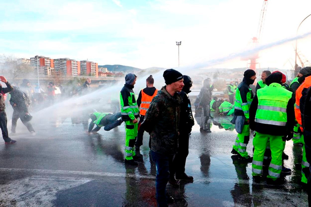 Continúan las protestas en el puerto de Trieste por el certificado laboral covid Continúan las protestas en el puerto de Trieste por el certificado laboral covid