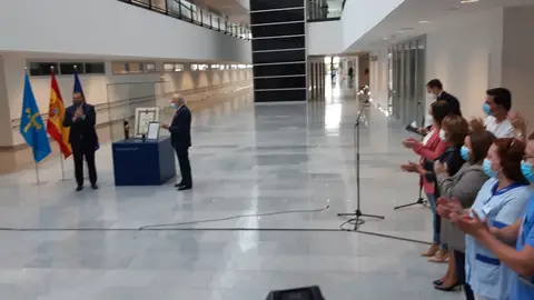 Reconocimiento en el HUCA a los sanitarios españoles en lucha contra la covid19 Reconocimiento en el HUCA a los sanitarios españoles en lucha contra la covid19
