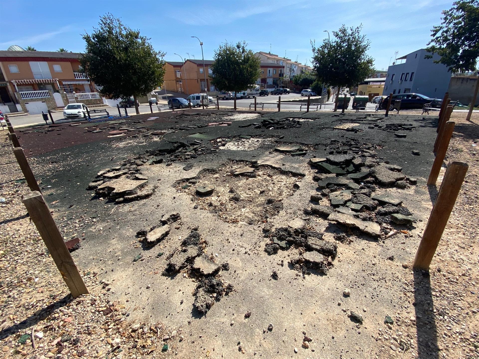 El PSOE de Badajoz afirma que el concejal de Medio Ambiente ha mandado "arrancar" el parque del Cerro de Reyes El PSOE de Badajoz afirma que el concejal de Medio Ambiente ha mandado "arrancar" el parque del Cerro de Reyes