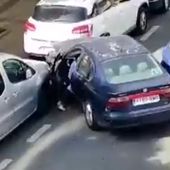 Detenido un conductor sin carné tras robar un coche y estrellarse con nueve vehículos