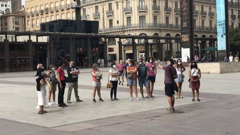 Grupo de turistas en la plaza del Pilar de Zaragoza