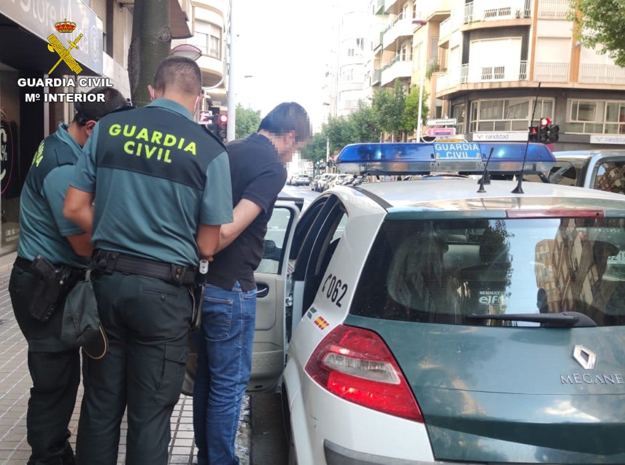 La Guardia Civil detiene en Elche a un hombre conocido como el ‘pequeño Nicolás’ de Crevillent acusado de delitos de odio contra el instituto armado La Guardia Civil detiene en Elche a un hombre conocido como el ‘pequeño Nicolás’ de Crevillent acusado de delitos de odio contra el instituto armado