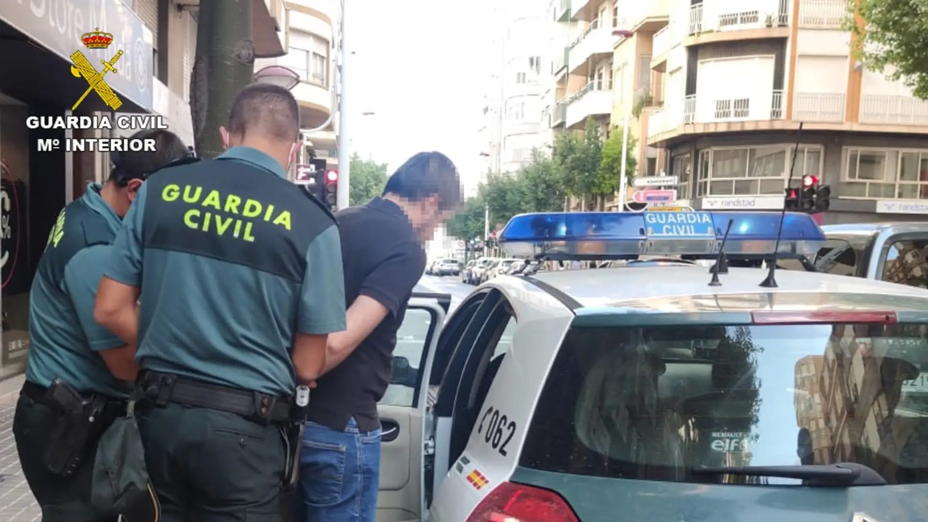 Agentes de la Guardia Civil tras arrestar al conocido como ‘pequeño Nicolás’ de Crevillent.