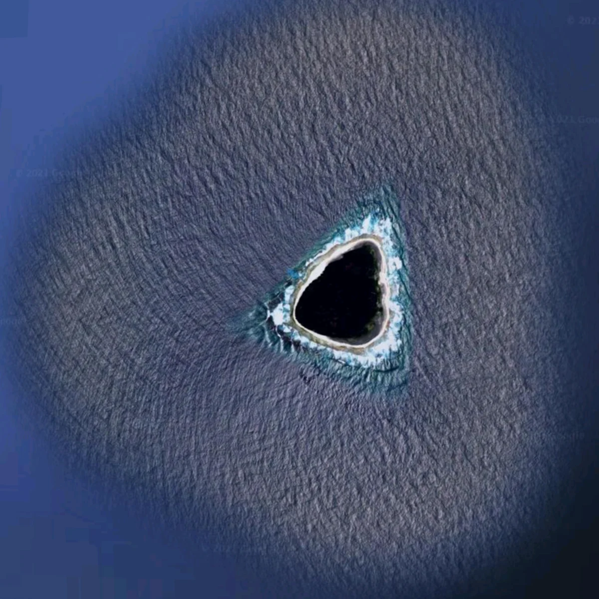 Vueltas y vueltas dormitar Cortar El inquietante 'agujero negro' en medio del océano descubierto en Google  Maps | Onda Cero Radio
