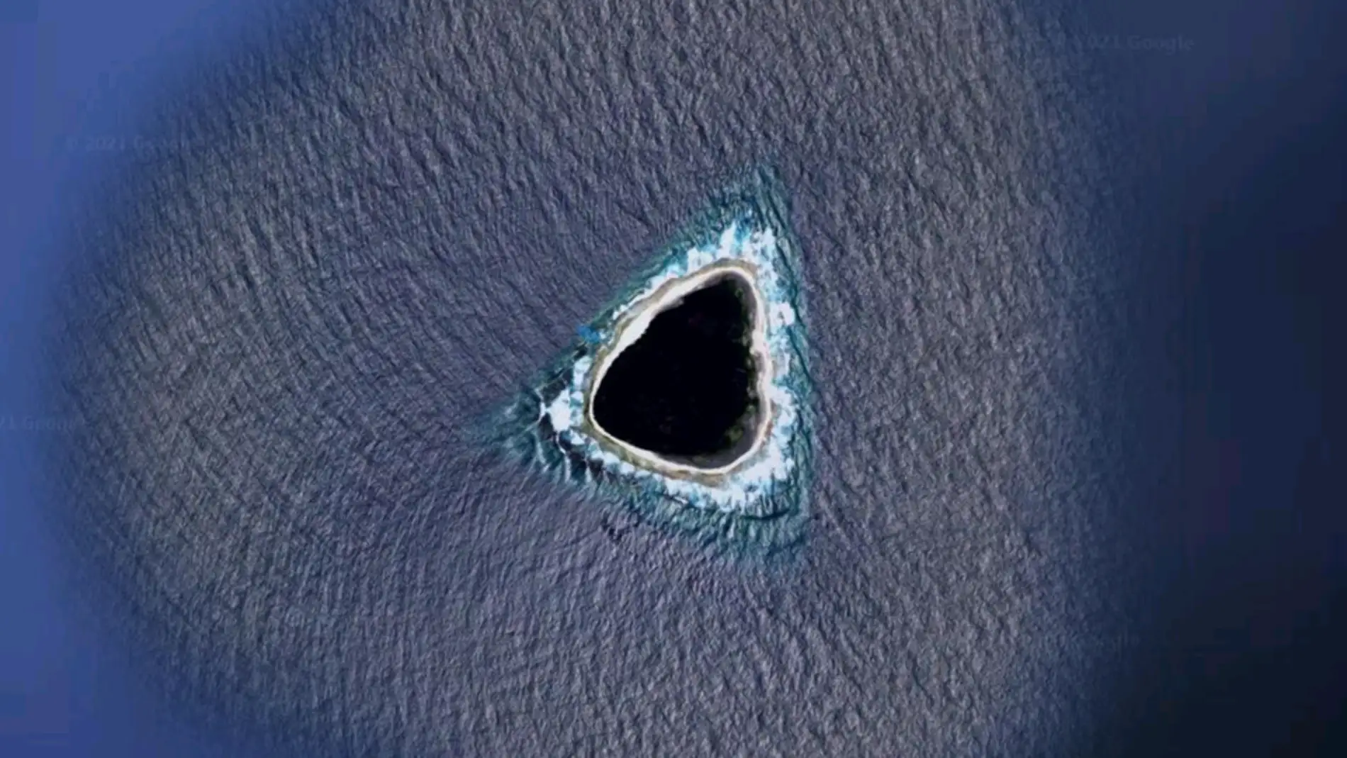 El inquietante 'agujero negro' en medio del océano descubierto en Google Maps 