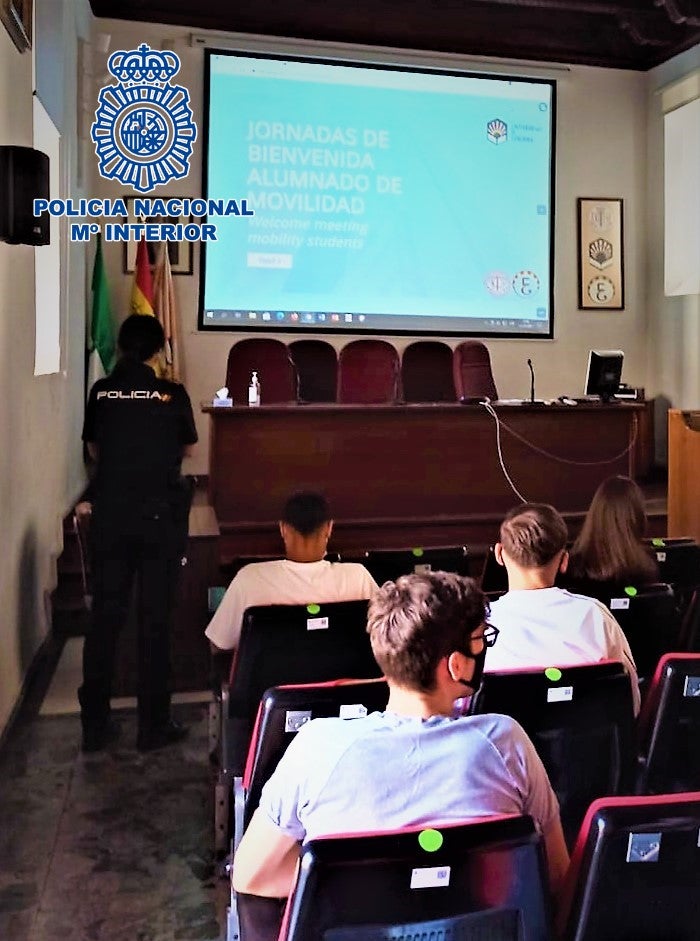 La Policía Nacional imparte charlas formativas de seguridad encuadradas dentro del Plan Turismo Seguro en la Universidad de Córdoba La Policía Nacional imparte charlas formativas de seguridad encuadradas dentro del Plan Turismo Seguro en la Universidad de Córdoba