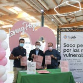 El centro comercial L'Aljub colabora con la AECC de Alicante para concienciar sobre la prevención del cáncer de mama.
