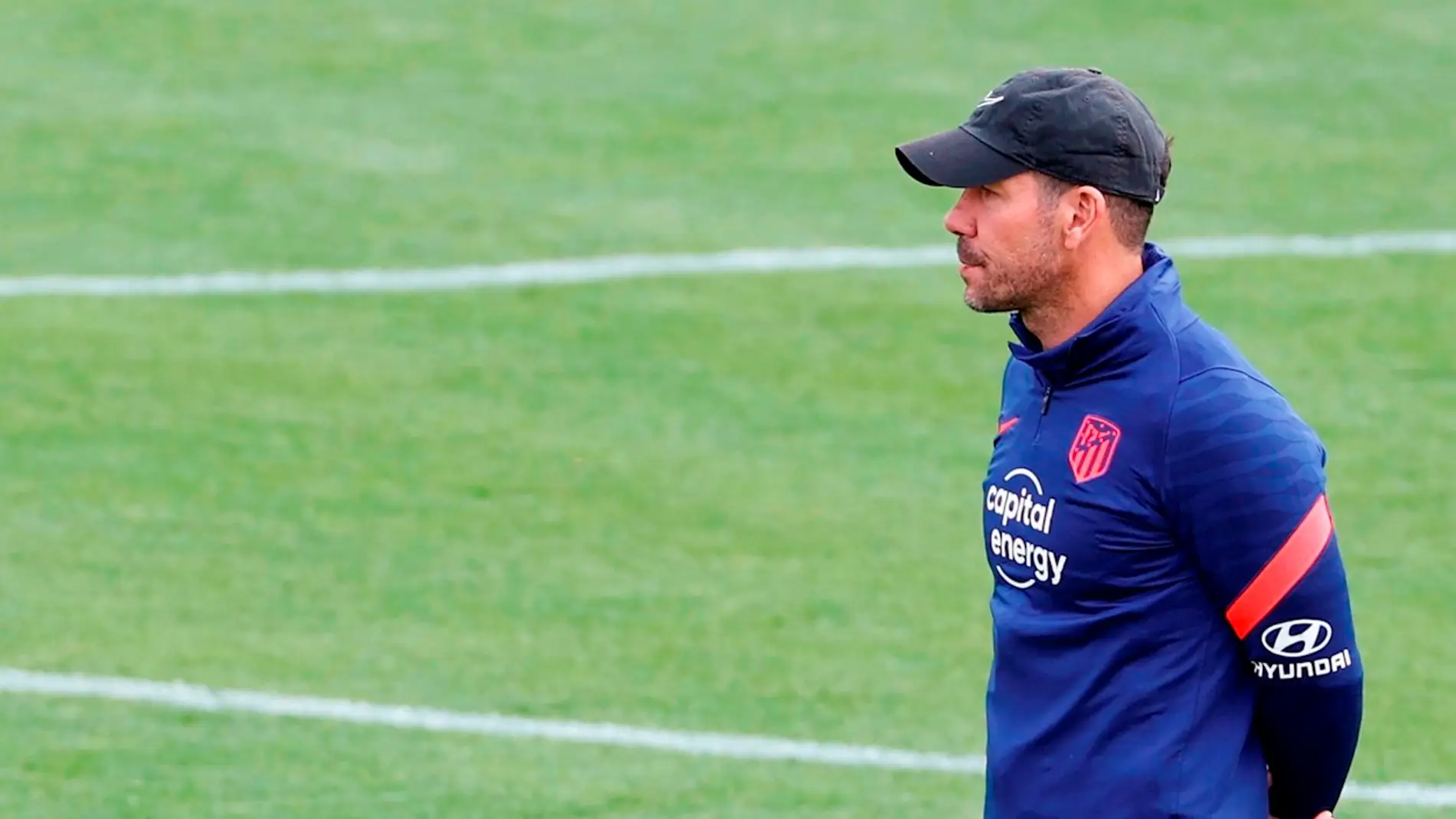 El técnico del Atleti, Simeone durante el entrenamiento previo al duelo ante el Liverpool