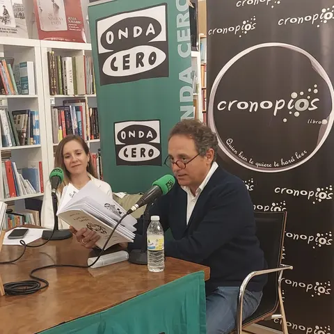 Domingo Villar durante la presentación de “Algúns contos completos” na Librería Cronopios de Pontevedra