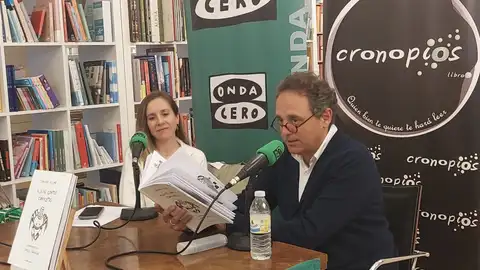 Domingo Villar durante la presentación de “Algúns contos completos” na Librería Cronopios de Pontevedra Más de Uno Pontevedra