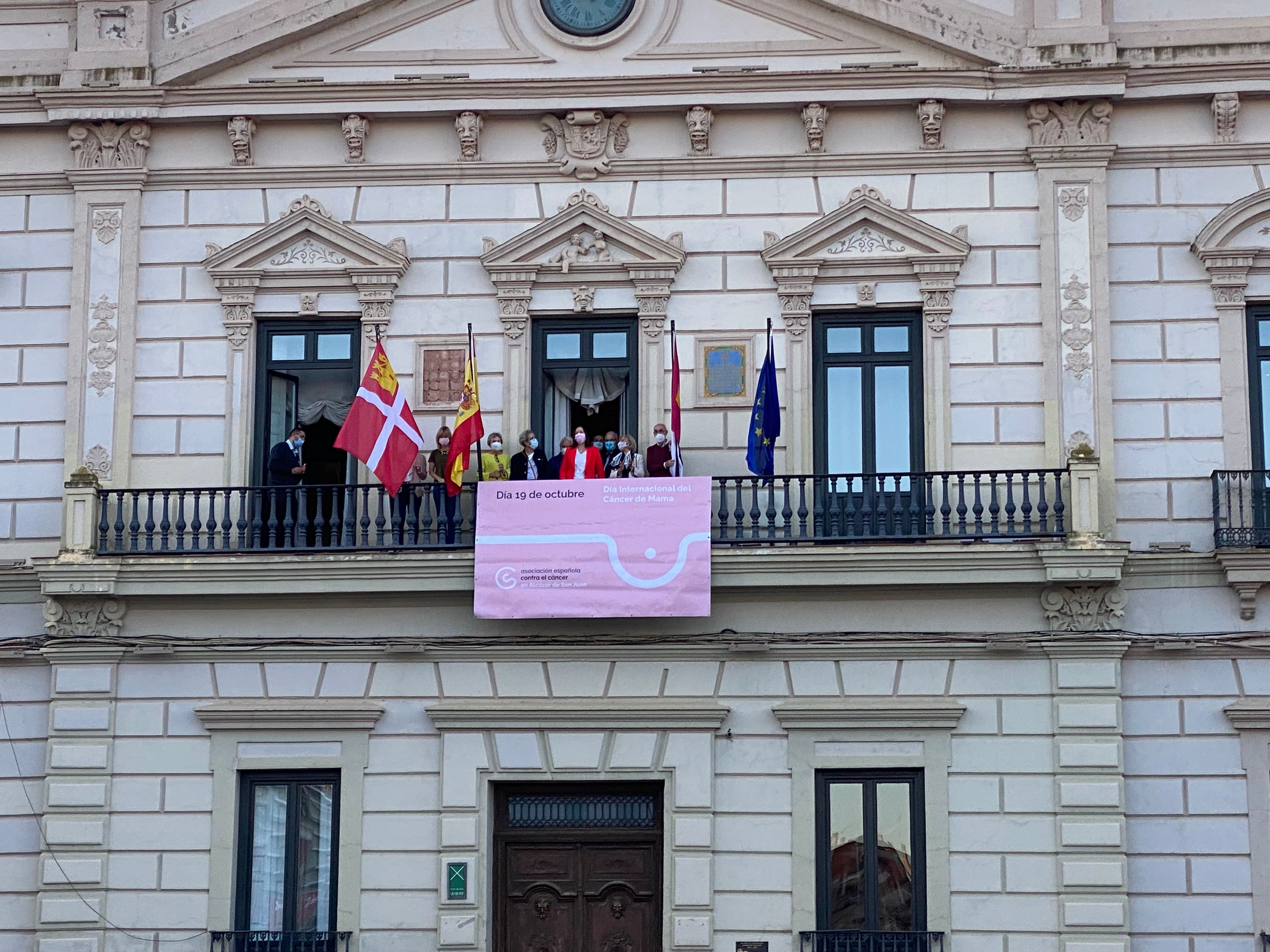 Alcázar se suma al Día Mundial contra el Cáncer de Mama con una pancarta en el balcón del Ayuntamiento Alcázar se suma al Día Mundial contra el Cáncer de Mama con una pancarta en el balcón del Ayuntamiento