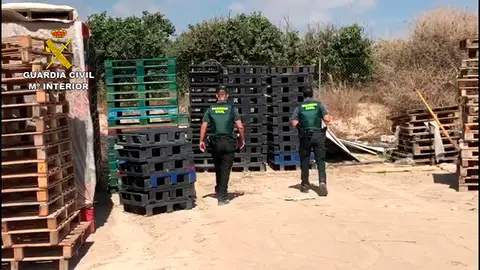 Agentes de la Guardia Civil inspeccionan los palés que habían sido sustraídos Agentes de la Guardia Civil inspeccionan los palés que habían sido sustraídos