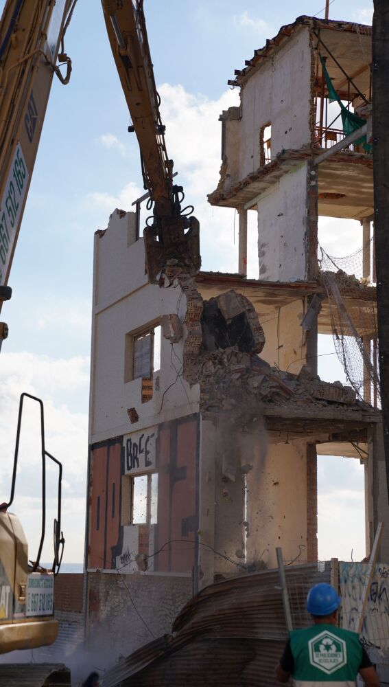 Las palas han comenzado a derribar este martes el viejo hotel de Los Arenales del Sol.