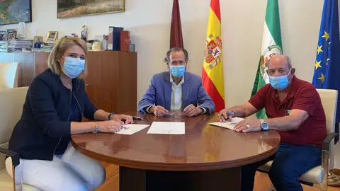Reunión con la asociación de vecinos en el Ayuntamiento de Chiclana Reunión con la asociación de vecinos en el Ayuntamiento de Chiclana