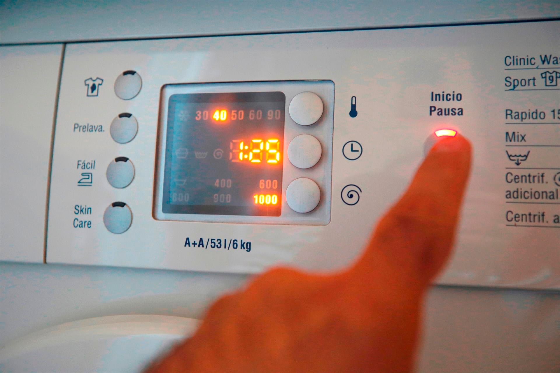 El precio de la luz cae este martes un 9%, pero se mantiene por encima de los 200 euros/MWh El precio de la luz cae este martes un 9%, pero se mantiene por encima de los 200 euros/MWh