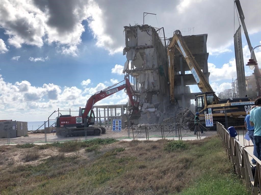 Las palas comienzan con el derribo del hotel de Los Arenales del Sol de Elche Las palas comienzan con el derribo del hotel de Los Arenales del Sol de Elche