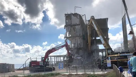 Trabajos de derribo del viejo hotel de Arenales del Sol de Elche. Trabajos de derribo del viejo hotel de Arenales del Sol de Elche.