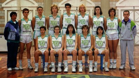 Nines Gracia con la plantilla del Banco Zaragozano que gan&oacute; la Copa de la Reina en 1990