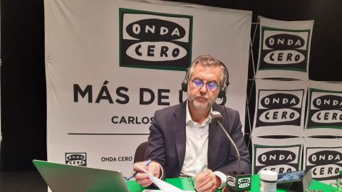 Carlos Alsina desde Ceuta realizando el programa 'M&aacute;s de uno'