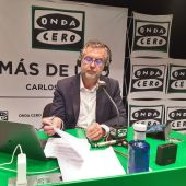 Carlos Alsina desde Ceuta realizando el programa 'Más de uno'