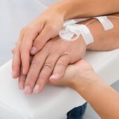 Doctor sujeta la mano del paciente