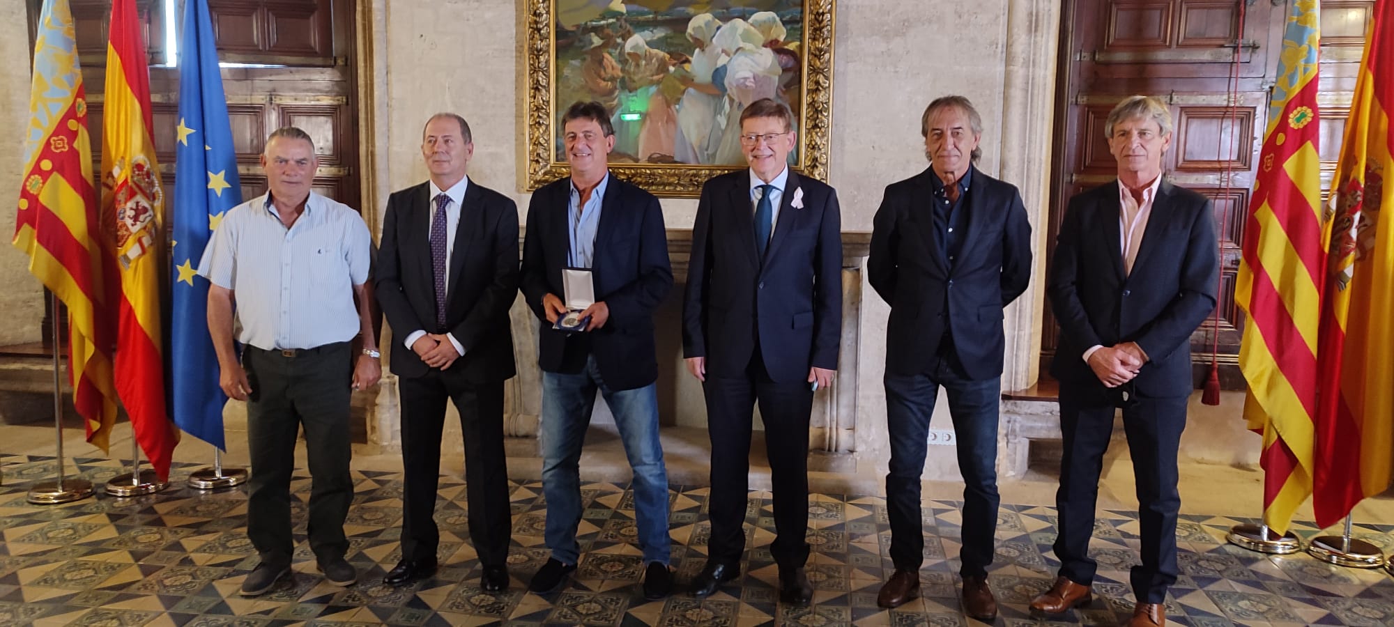 Un emocionado Kempes recibe la distinción de la Generalitat Un emocionado Kempes recibe la distinción de la Generalitat