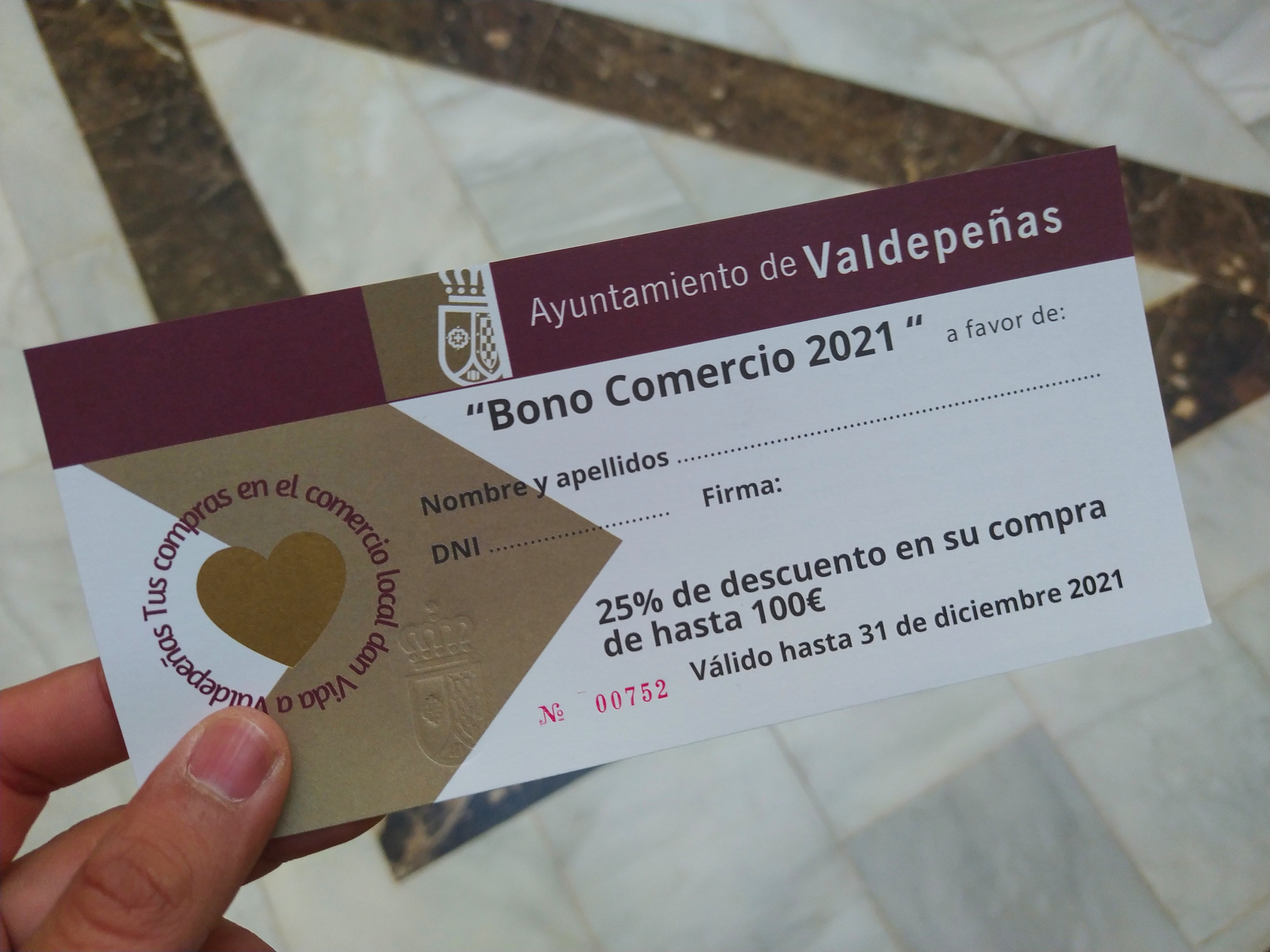 Las familias de Valdepeñas ya puede recoger sus bonos descuento Las familias de Valdepeñas ya puede recoger sus bonos descuento