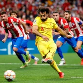 Salah transforma el penalti ante el Atlético Salah transforma el penalti ante el Atlético