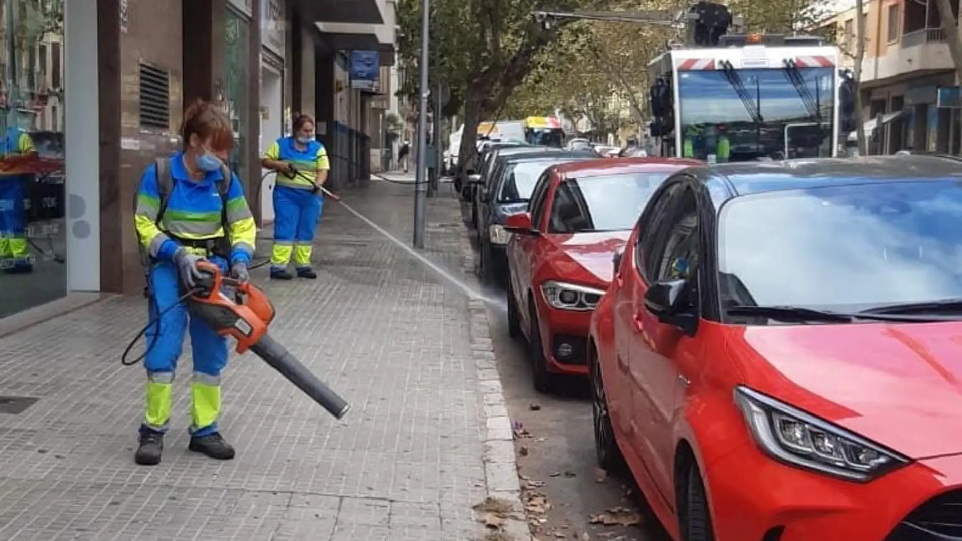 Trabajadores de EMAYA limpiando las calles de Palma. 
