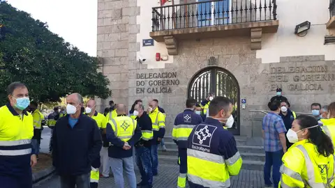 Protesta ElectroRayma delante de la Delegación del Gobierno Reclaman una deuda a Navantia