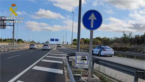 Control de radar móvil de la Guardia Civil de Tráfico en Elche. Control de radar móvil de la Guardia Civil de Tráfico en Elche.