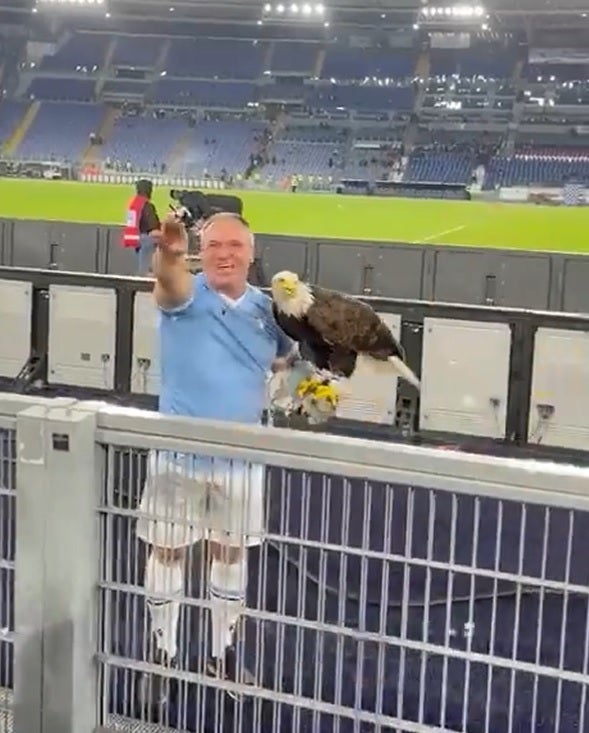 El adiestrador del águila de la Lazio, apartado tras su saludo nazi, se excusa: "Soy de Vox pero no fascista" El adiestrador del águila de la Lazio, apartado tras su saludo nazi, se excusa: "Soy de Vox pero no fascista"