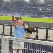 El adiestrador del águila de la Lazio, apartado tras su saludo nazi, se excusa: "Soy de Vox pero no fascista" 