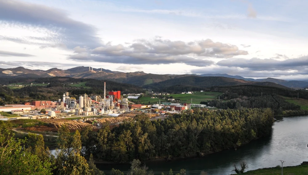 Ence Navia certifica la eficiencia energética de sus procesos al generar el 100% de energía que consume. Ence Navia certifica la eficiencia energética de sus procesos al generar el 100% de energía que consume.