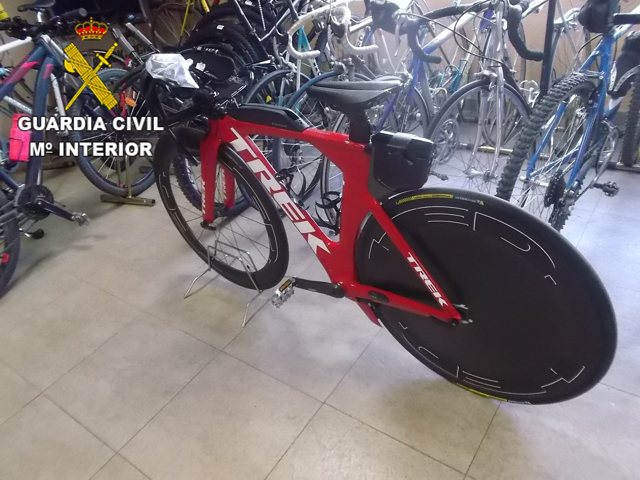 La Guardia Civil detiene a un hombre que dejó a su hijo menor de edad abandonado en un vehículo mientras huía de los agentes La Guardia Civil detiene a un hombre que dejó a su hijo menor de edad abandonado en un vehículo mientras huía de los agentes