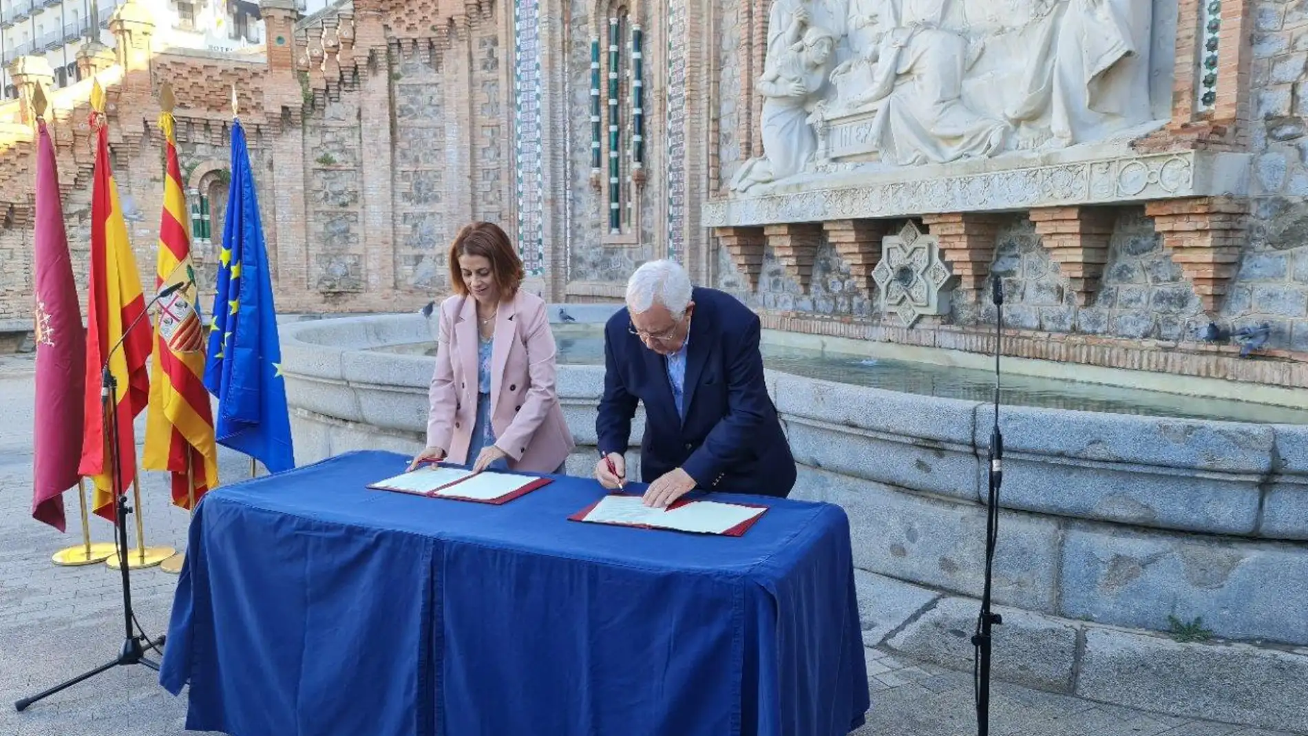 La alcaldesa de Teruel, Emma Buj, y el presidente de la Fundación Santa María, José Ángel Biel.