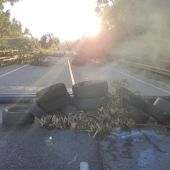 Trabajadores de Alcoa cortan carreteras